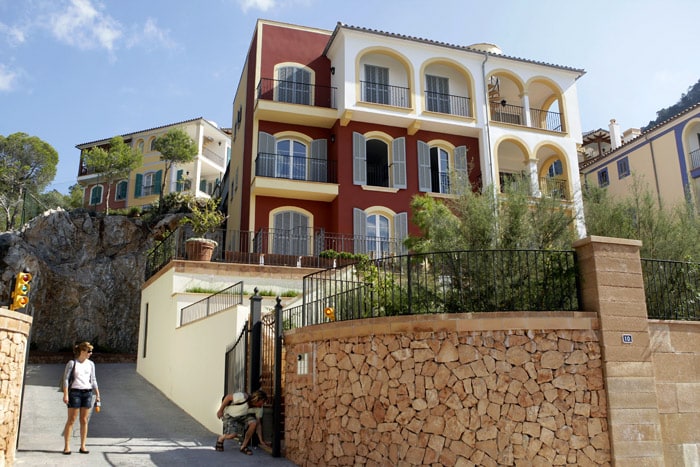 A view of the house where Boyzone lead singer Stephen Gately died while on vacation in the village of Cala Llamp on the Spanish island of Majorca on October 11, 2009. A spokesman for Stephen's family in his native Ireland has described his death as 'a tragic accident'. (Photo: AFP)