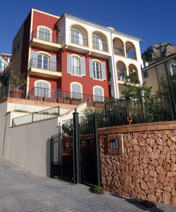 A general view of the apartment complex in Port D'Andratx, island of Majorca, on Sunday Oct. 11, 2009 where Boyzone singer Stephen Gately was found dead on Saturday October 11. Spanish police are not treating Gately's death as suspicious and have said that so far there is no evidence to suggest drug taking. However results of a postmortem are still awaited. (Photo: AP)