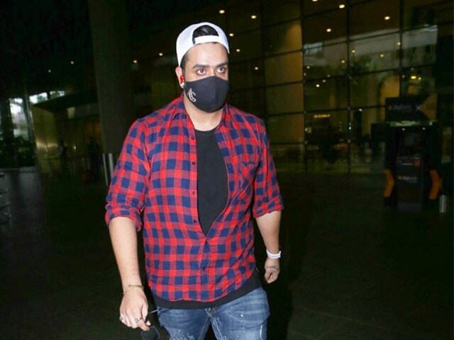 एक्ट्रेस गौहर खान समते कई सितारें मुंबई एयरपोर्ट पर आए नजर