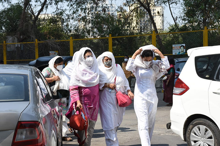 पिता की अंतिम यात्रा में पहुंचीं एक्ट्रेस गौहर खान