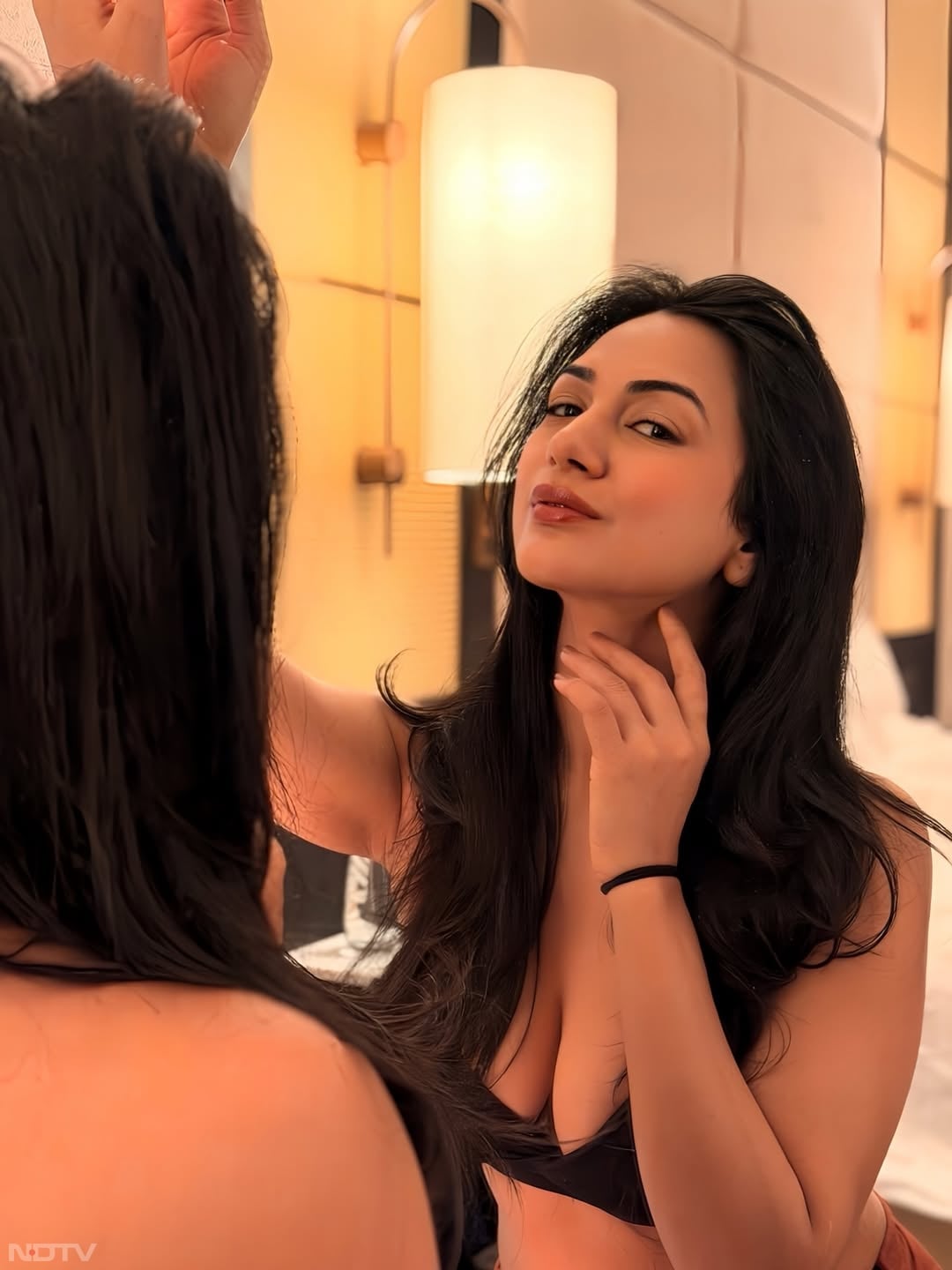 आकांक्षा अक्&zwj;सर सोशल मीडिया पर बोल्&zwj;ड अंदाज में तस्&zwj;वीरें शेयर करती रहती हैं. akankshagkhanna/Instagram