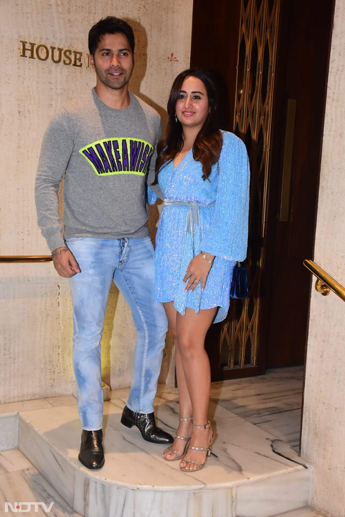 वरुण धवन को पत्नी नताशा दलाल के साथ देखा गया.(फोटो क्रेडिट: वरिंदर चावला)
