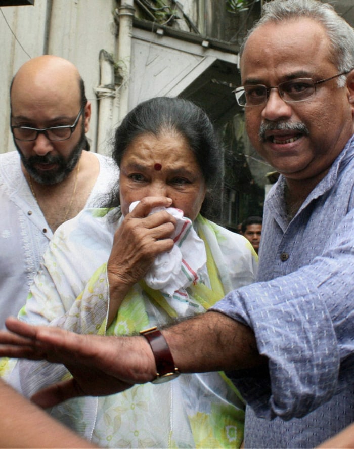 Singer Asha Bhosle, along with the film industry's most sought after make-up artist, Mickey Contractor, at photographer Gautam Rajadhyaksha's funeral. <br><br> The 60-year-old ace photographer died early yesterday morning (September 13, 2011) of a cardiac arrest.