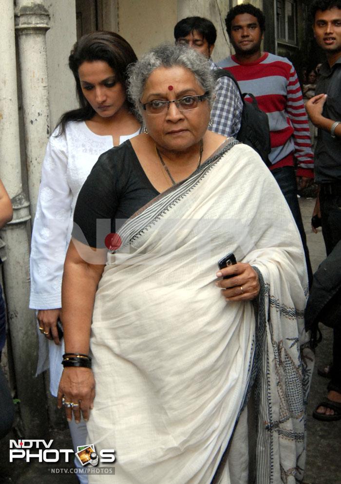 Actress Durga Jasraj arrives with her mother for the last rites.