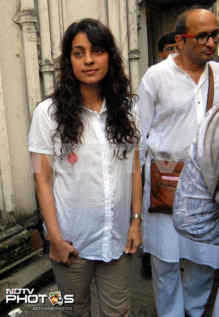 Actress Juhi Chawla looked visibly bereaved at the loss of the ace photographer.