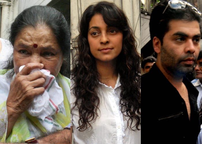 Legendary Bollywood photograper Gautam Rajadhyaksha's funeral was held today (September 14) in Mumbai. Singer Asha Bhosle, filmmaker Karan Johar, actress-cousins Kajol and Rani Mukherjee besides Juhi Chawla, Tina Ambani, lyricist Javed Akhtar and columnist and author and his cousin, Shobhaa De were among those who visited Gautam Rajadhyaksha's residence in south Mumbai to pay their last respects. <br><br>The funeral was held in the evening at Chandanwadi and was attended by the family and friends.