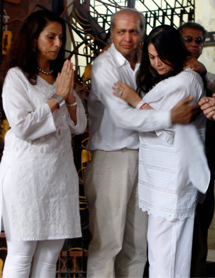 Gautam's cousin and well-known writer and columnist, Shobhaa De with Tina Ambani at his funeral. <br><br>Gautam was known to be close to the Ambanis.