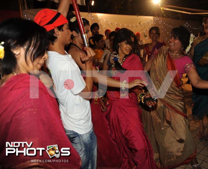 Genelia hits the floor wearing a traditional Marathi sari.