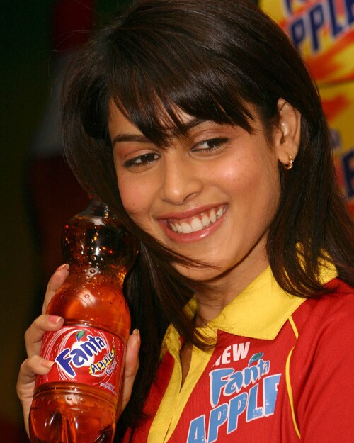 With her new look, Genelia managed to focus on the youngster in her and therefore she replaced Rani Mukherjee as the brand ambassador of Fanta.