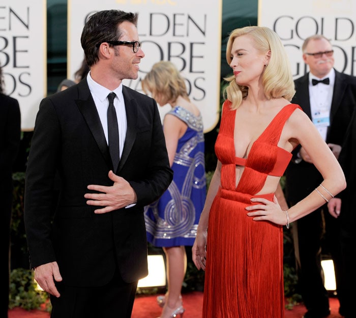 Guy Pearce admires January Jones in her Versace.