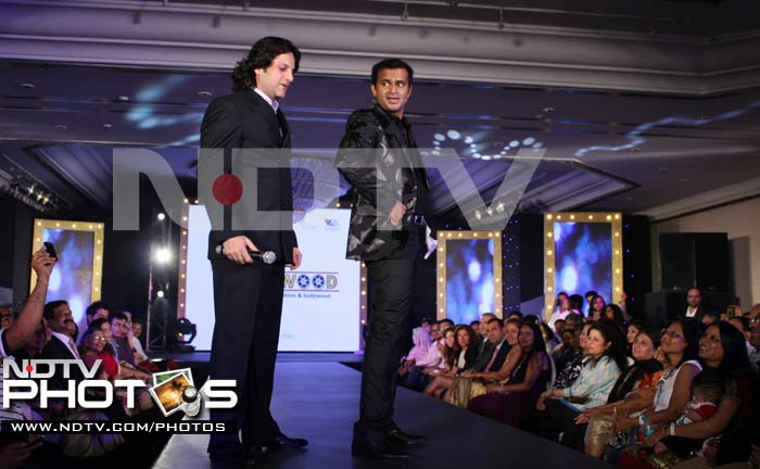 He learns a few moves from the evening's host Siddharth Kannan.