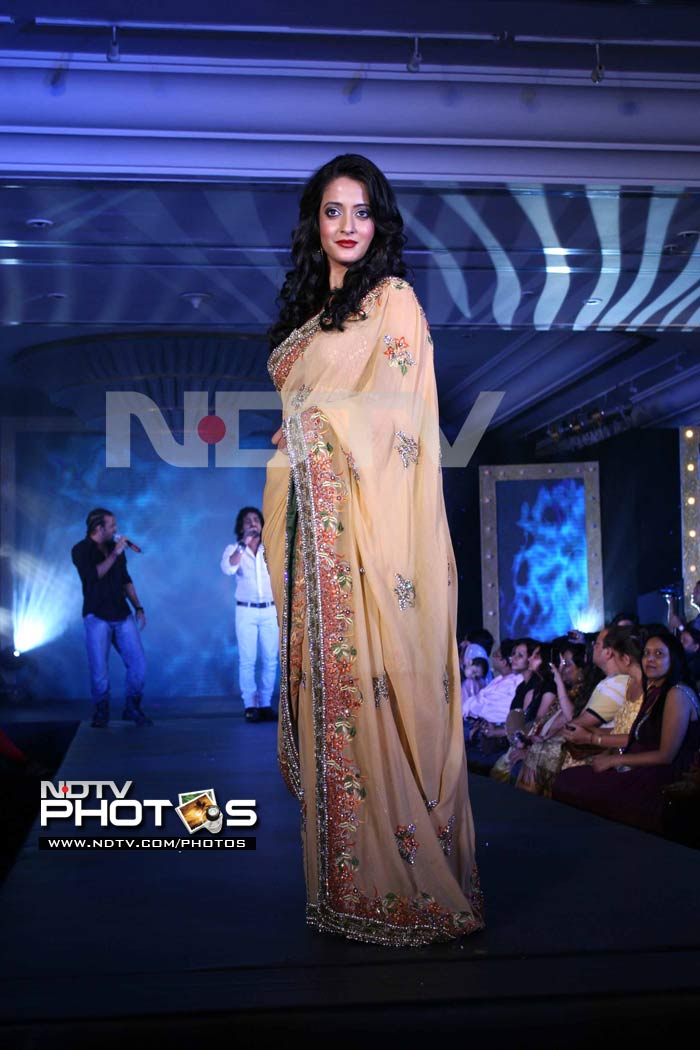 In neutral hues, Raima Sen takes the lead.