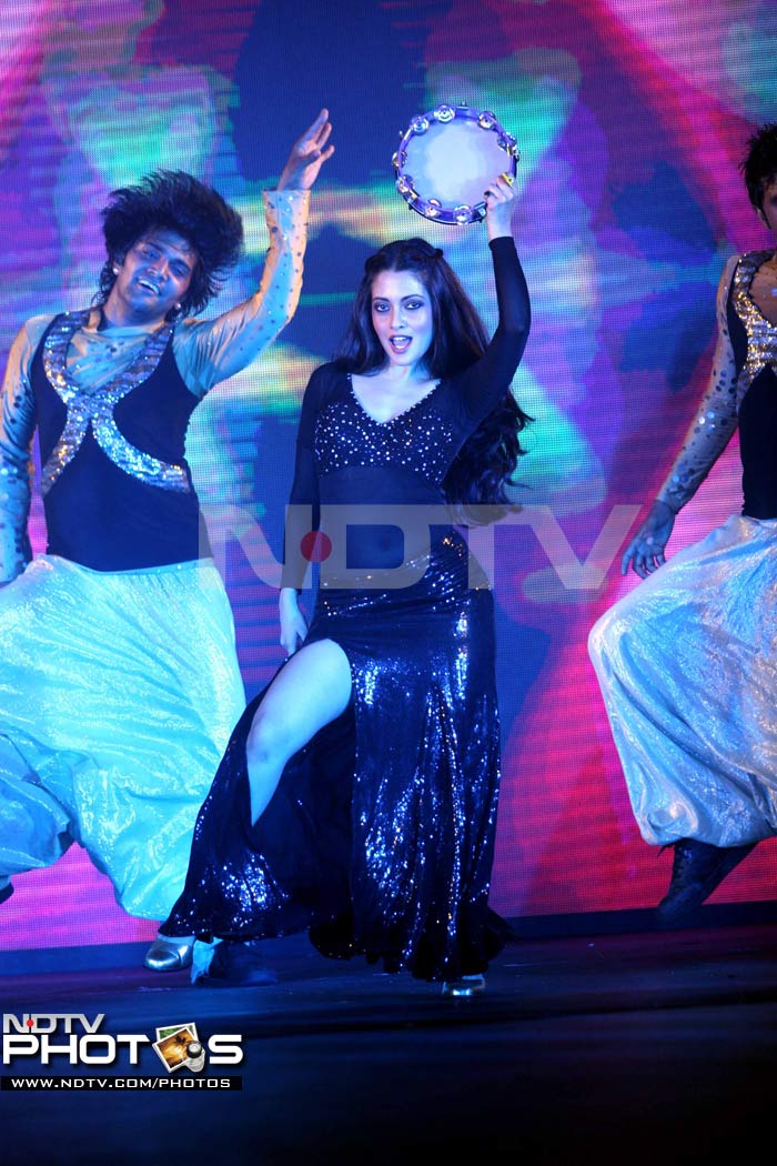 A naughty thigh peek-a-boo during Riya's performance.