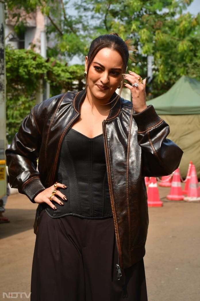 Sonakshi Sinha kept her style statement bold and black. (Image Courtesy: Varinder Chawla)