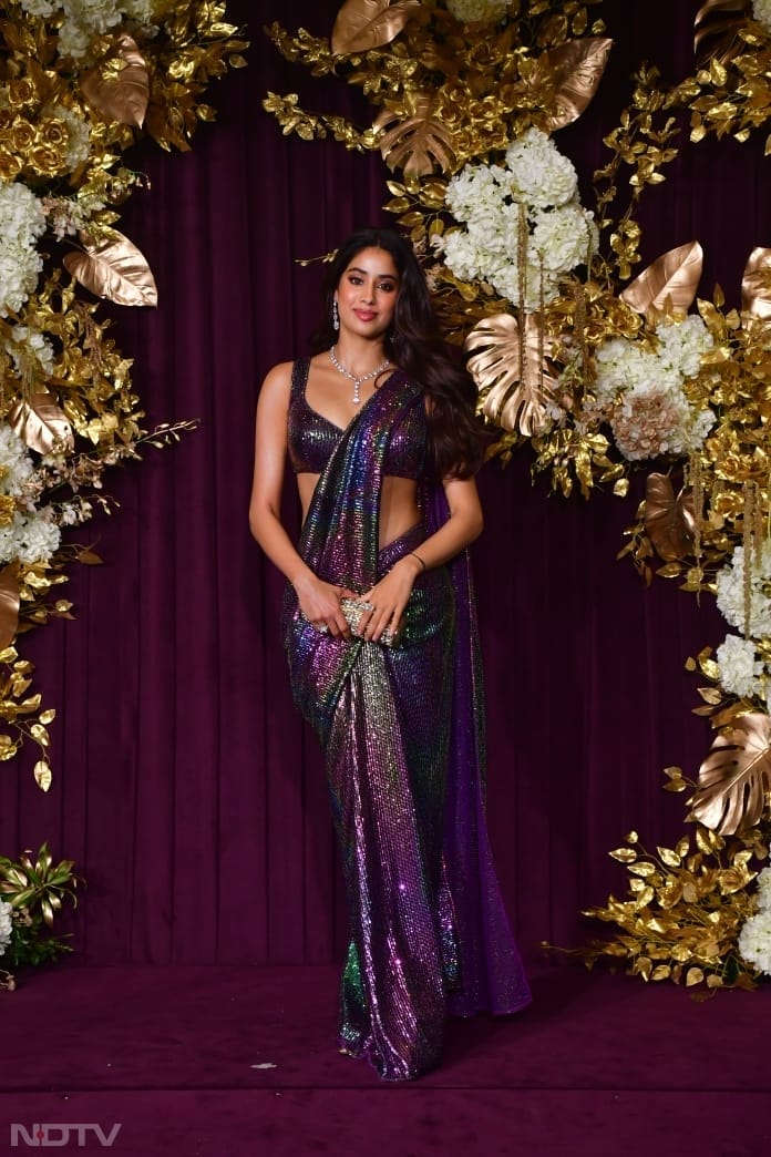 Janhvi Kapoor joined the beauty brigade in sarees (Image Courtesy: Varinder Chawla)