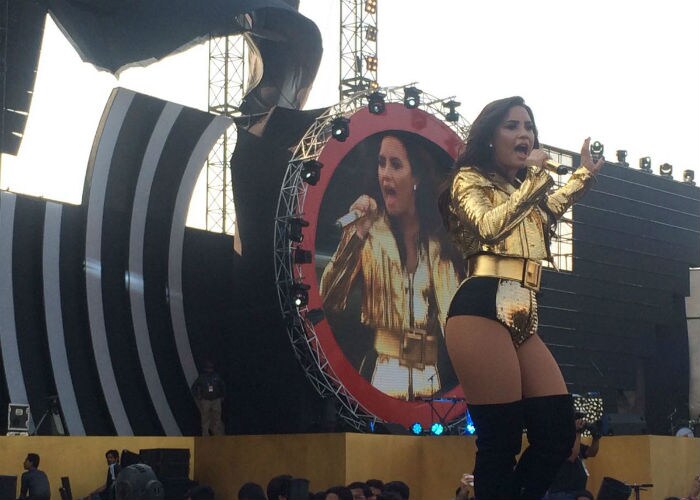 Dressed in a gold outfit, Demi Lovato was unstoppable. <br><br>This image was posted on Twitter by <a href=" https://twitter.com/glblctznIN/" target="_blank" rel="nofollow" >Global Citizen India</a>