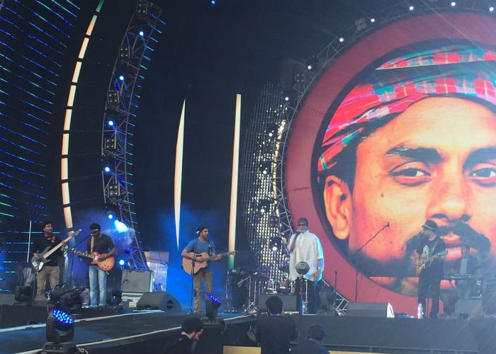 Farhan Akhtar performed with his <i>Wazir</i> co-star Amitabh Bachchan.<br><br>This image was posted on Twitter by <a href=" https://twitter.com/glblctznIN/" target="_blank" rel="nofollow" >Global Citizen India</a>