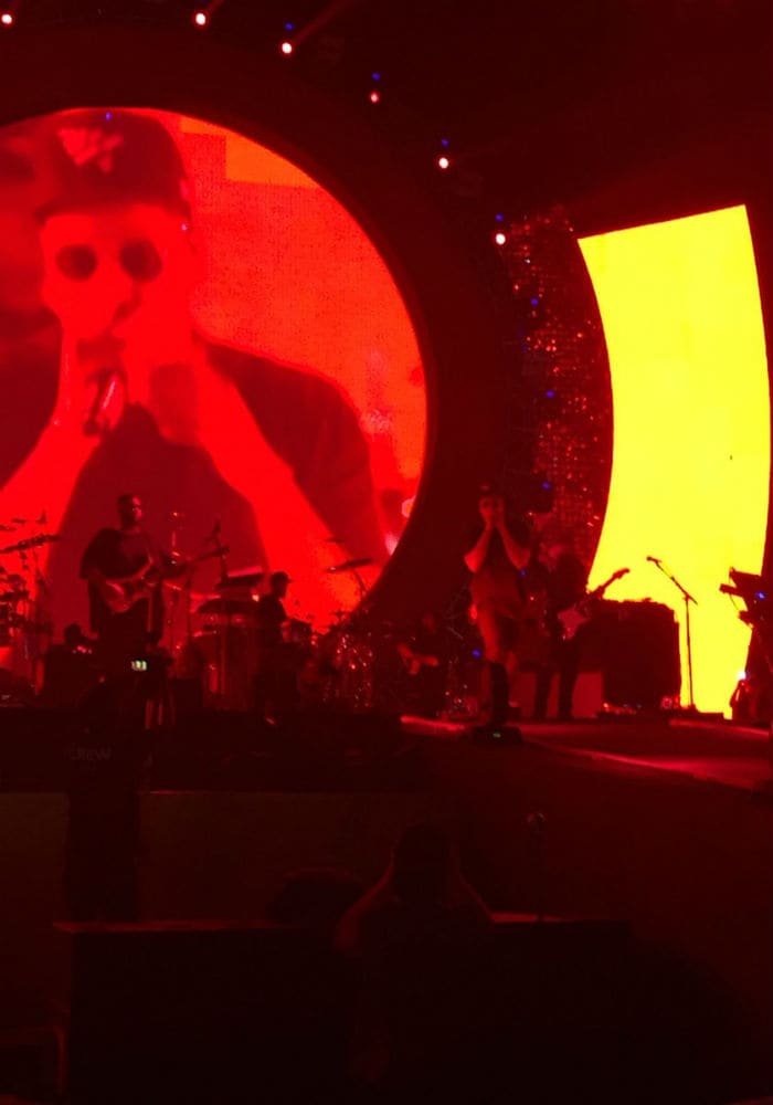 Here's a glimpse of Jay-Z's electrifying performance with <i>punjabi tadka</i>. <br><br>This image was posted on Twitter by <a href=" https://twitter.com/glblctznIN/" target="_blank" rel="nofollow" >Global Citizen India</a>