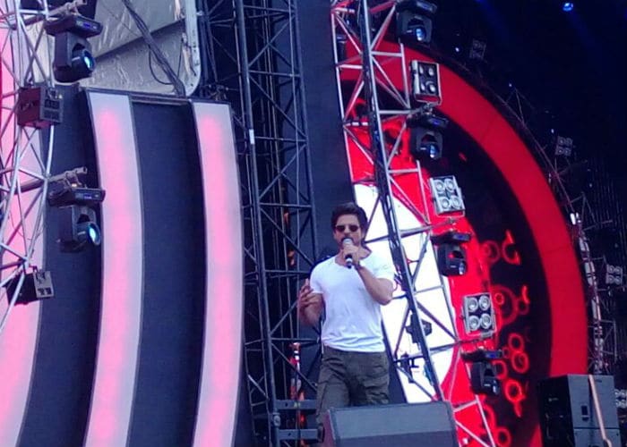 Shah Rukh, dressed in a white tee and cargo pants, ushered Rahman on stage. <br><br>This image was posted on Twitter by <a href=" https://twitter.com/glblctznIN/" target="_blank" rel="nofollow" >Global Citizen India</a>