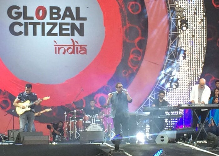 Before her, Shankar-Ehsaan-Loy trio enthralled the audience with the title track of <i>Kal Ho Naa Ho</i>. <br><br>This image was posted on Twitter by <a href=" https://twitter.com/glblctznIN/" target="_blank" rel="nofollow" >Global Citizen India</a>