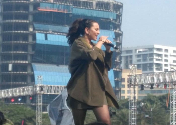 Sonakshi Sinha performed as the crowd cheered for her. <br><br>This image was posted on Twitter by <a href=" https://twitter.com/glblctznIN/" target="_blank" rel="nofollow" >Global Citizen India</a>