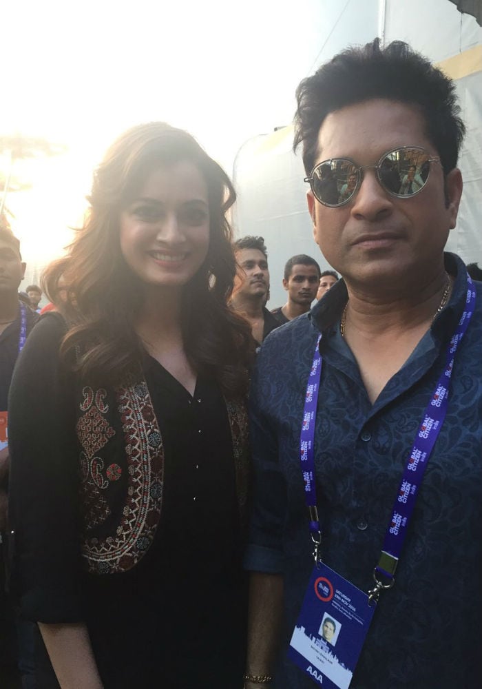 Dia's fan girl moment with Sachin Tendulkar. <br><br>This image was posted on Twitter by <a href=" https://twitter.com/deespeak" target="_blank" rel="nofollow" >Dia Mirza</a>