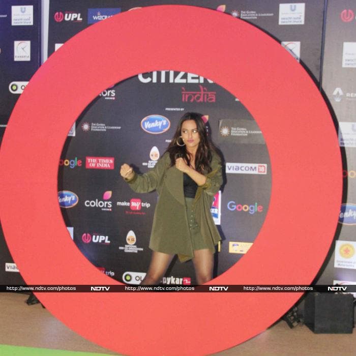 Actress Sonakshi Sinha, who performed at the event, was still in <i>Force 2</i> mode.