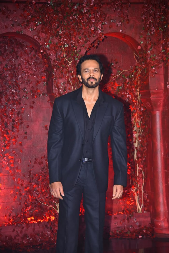 Filmmaker Rohit Shetty also picked a black OOTD for the occasion.