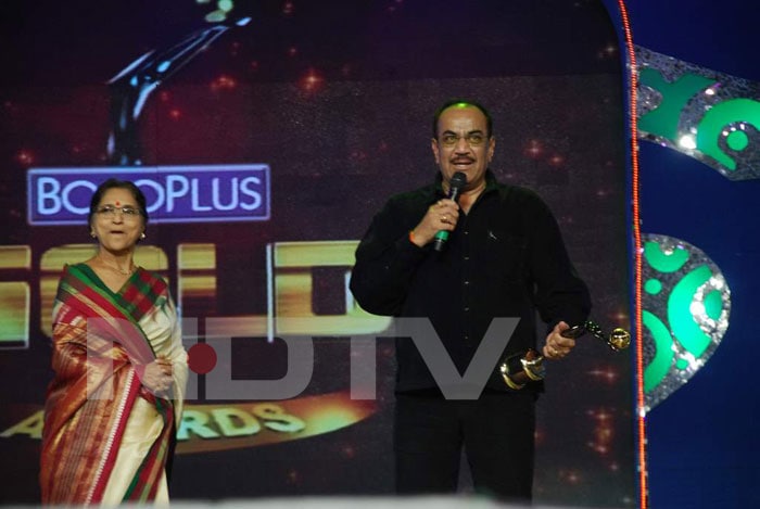 Shivaji Satam who plays the role of ACP Pradyuman in hit TV series <i<CID</i> receiving award.