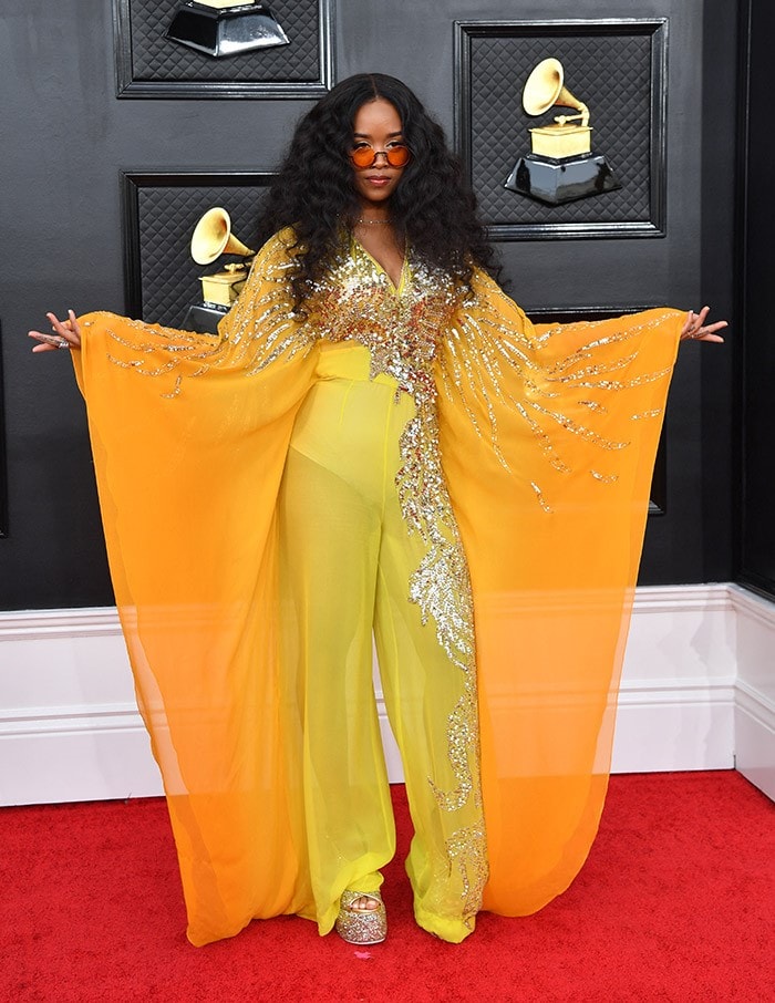 H.E.R. wore a Dundas outfit and looked stunning. She won Best Traditional R&B Performance