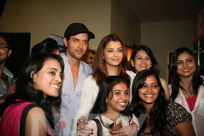 With no dearth of fans, Hrithik and Ash posed for the shutterbug along with a gang of girls.