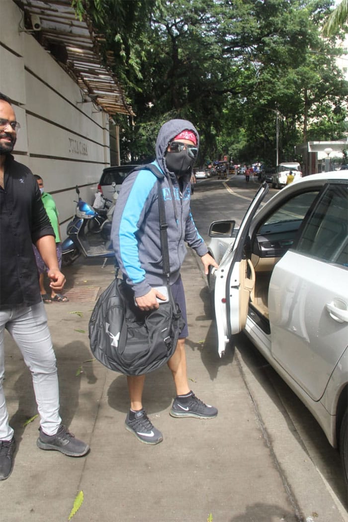 Emraan Hashmi, who is trailing for <i>Tiger 3</i>, was spotted in incognito mode outside his gym in Bandra.