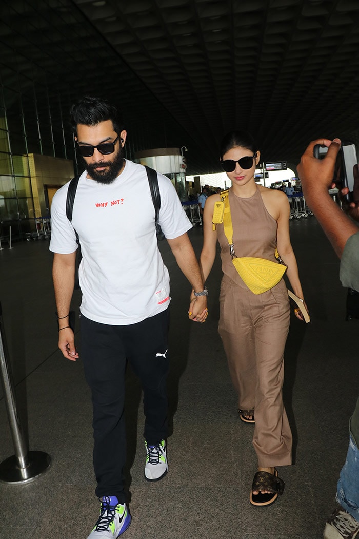 The couple looked adorable as they walked hand-in-hand at the airport.