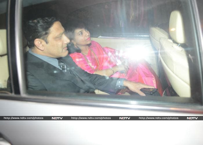 Anil Kumble suited up, while his wife Chethana Ramatheertha looked pretty in a pink <i>sari</i>. (Image courtesy: Manoj Kesharwani)