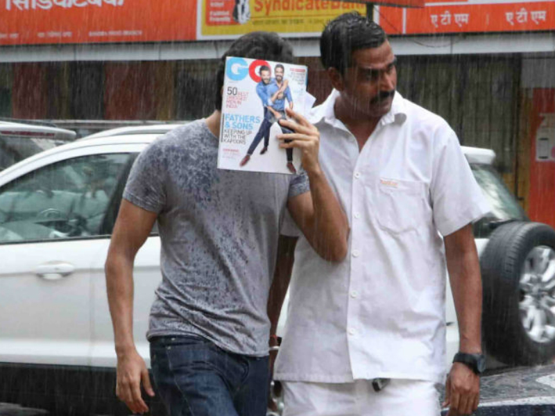 कौन हैं ये? जिन्होंने मैगजीन से छिपाया अपना चेहरा... कौन हैं ये? जिन्होंने मैगजीन से छिपाया अपना चेहरा...