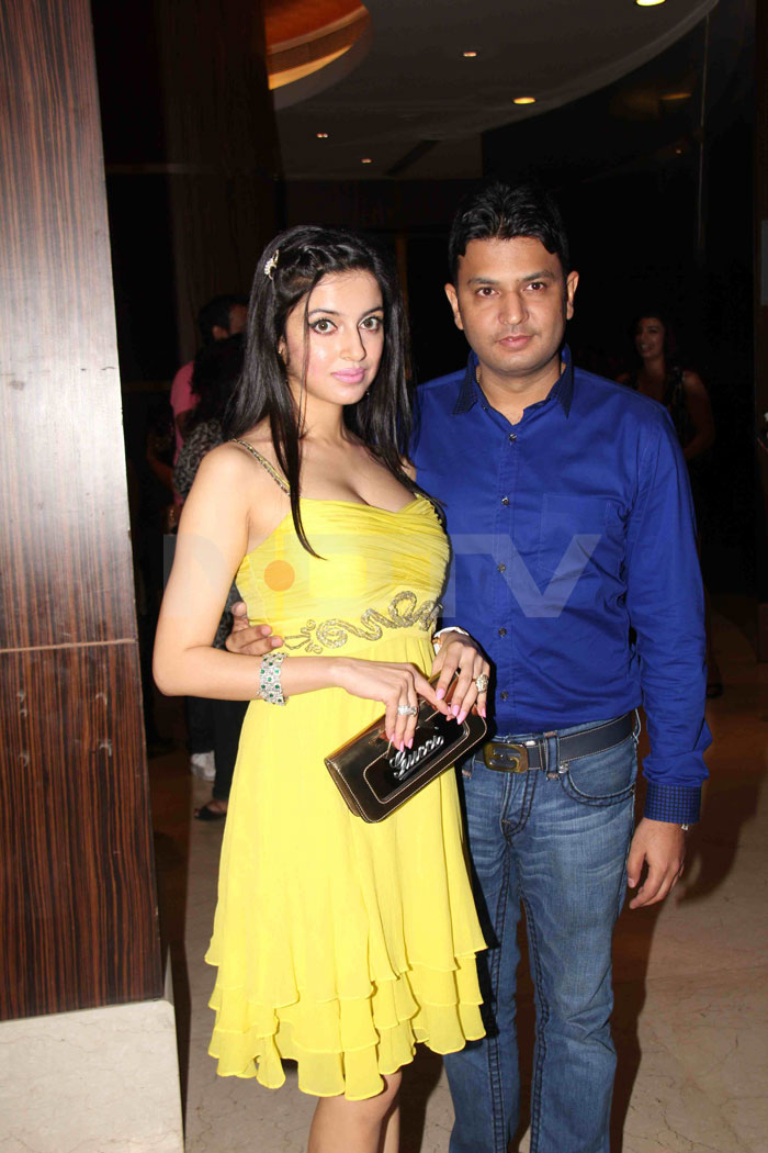 Somehow Divya doesn't pull off the look, as she poses with hubby Bhushan Kumar.