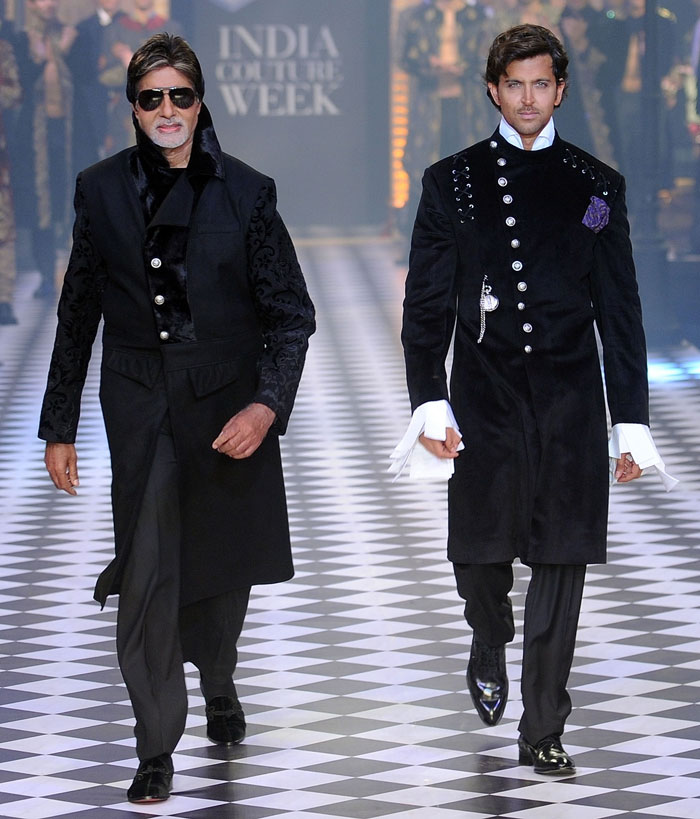 Bollywood stars Amitabh Bachchan (L) and Hrithik Roshan display creations by designers Karan Johar and Varun Bahl. (Photo: AFP)