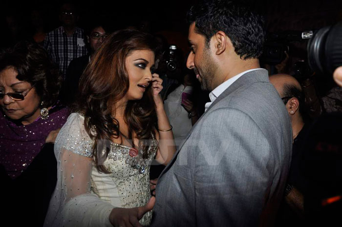 Aishwarya speaks to Abhishek after the show.