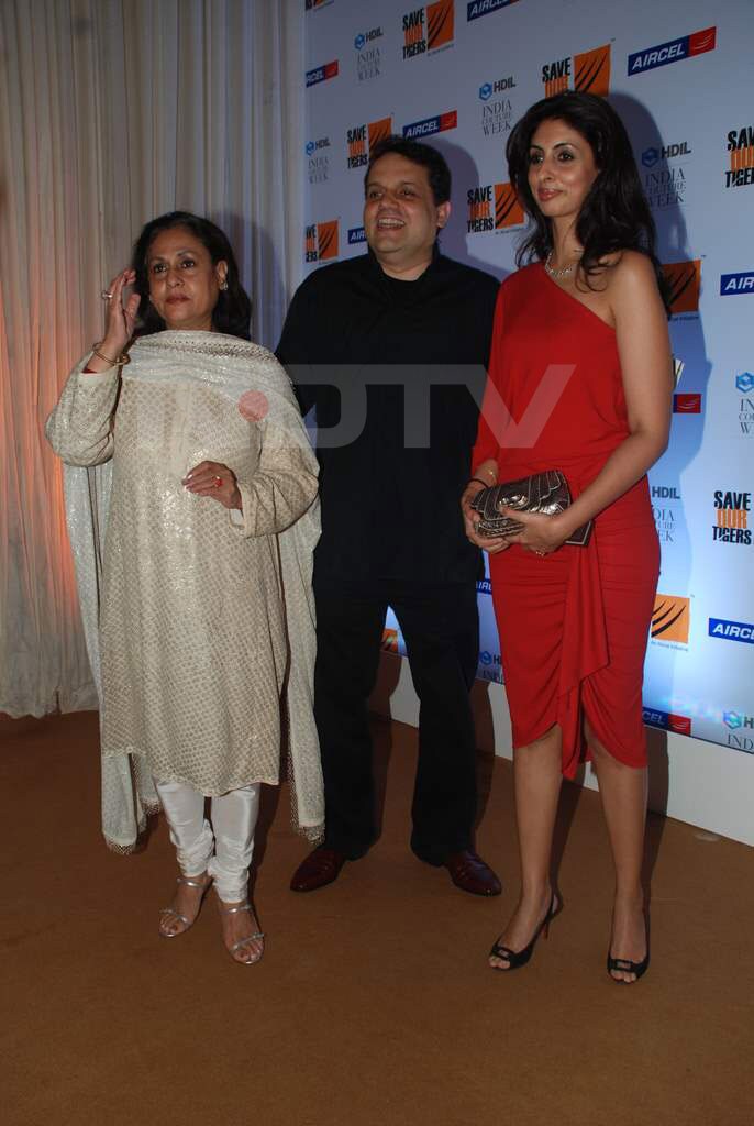 Shweta Nanda looks hot in red as she poses with her mother Jaya Bachchan and designer Sandeep Khosla. (Photo: Viral Bhayani)