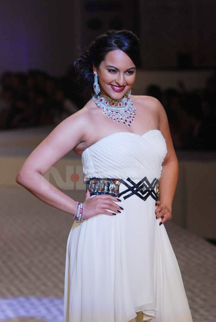 Riding high on the success of Dabangg Sonakshi Sinha scorched the ramp wearing jewellery designed by Maheep Kapoor.