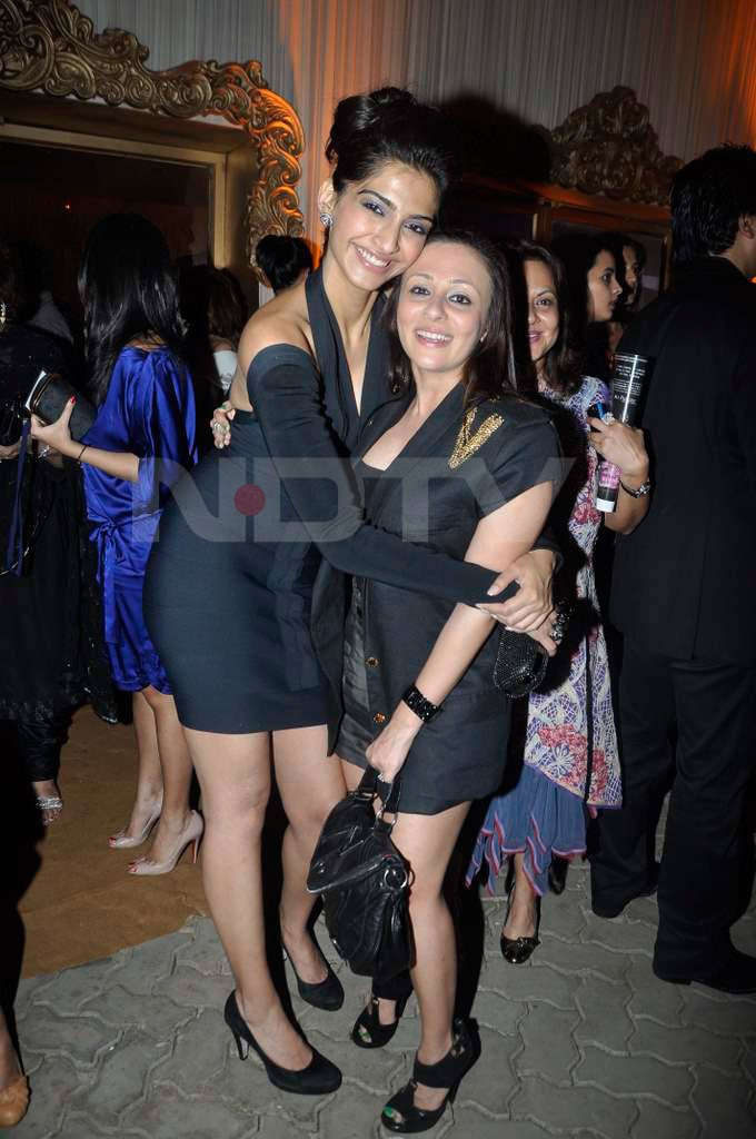 Sonam Kapoor and Avantika Mallik hug each other at the event. (Photo: Viral Bhayani)