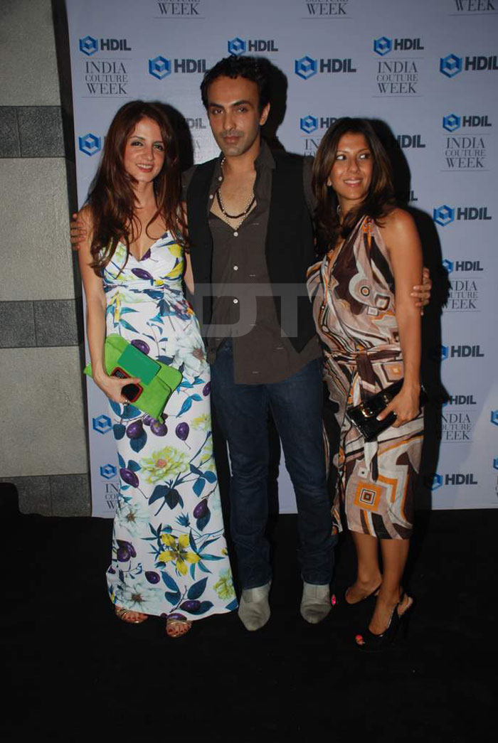 Suzanne Roshan looks bright and cheerful as she poses with her friends at the event.