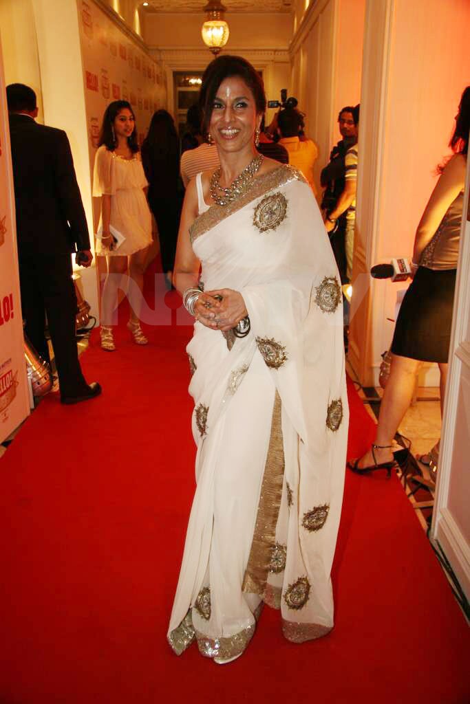 Pari Hoon Main: Shobhaa De is very fine in white and gold