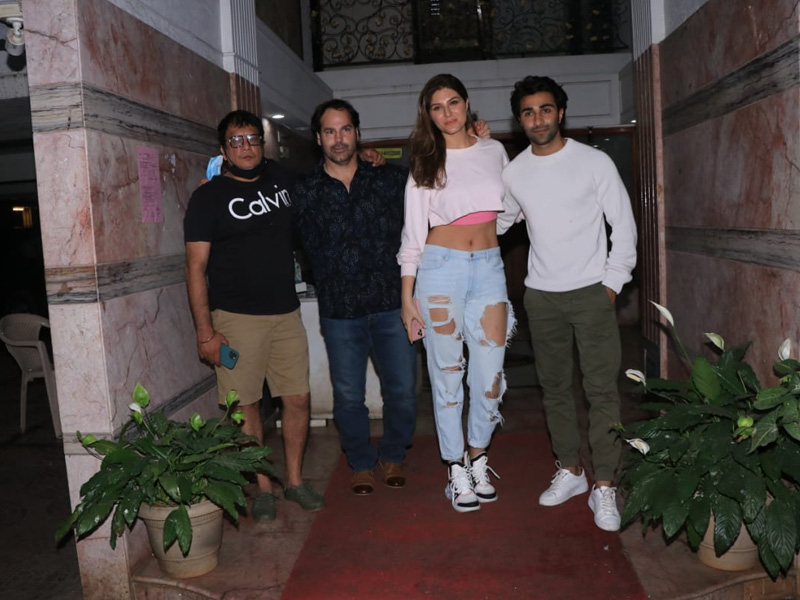 सांताक्रूज में एक नजर आईं फिल्म 'हैलो चार्ली' की टीम