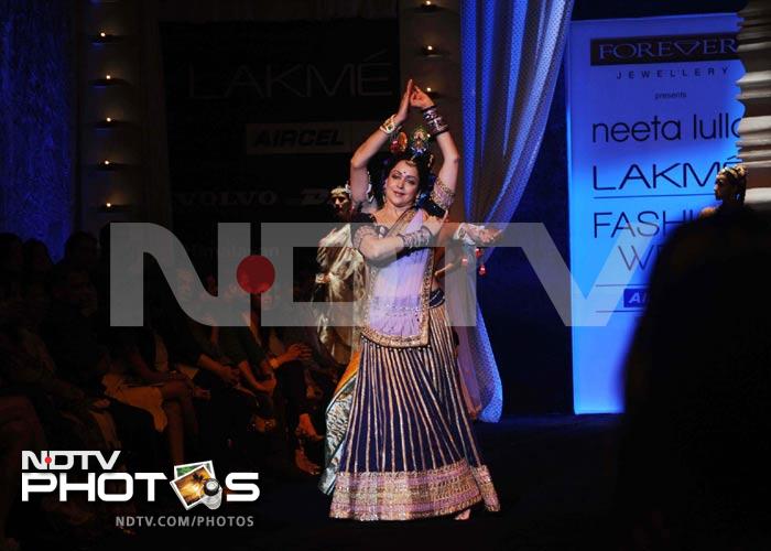 Hema Malini is well-known for her classical dance performances, usually featuring both her daughters. She last performed at designer Neeta Lulla's show at fashion week in Mumbai.