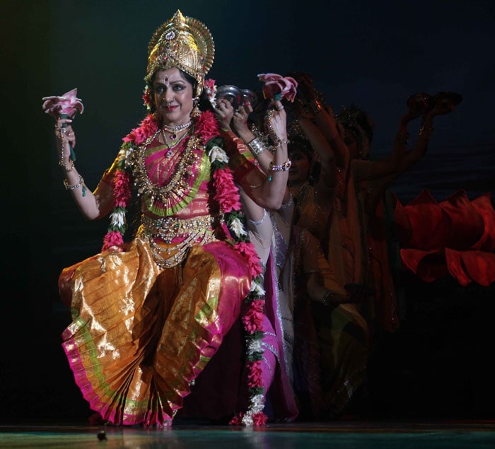 Hema Malini set the stage on fire with her Bharatnatyam performance at the Jaya Smriti Awards.