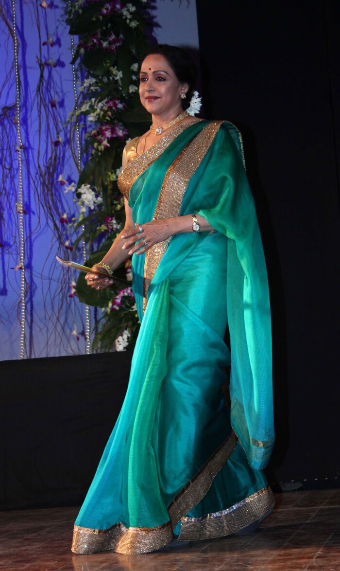 After her performance, the actress looked lovely in a beautiful sea-green <i>sari</i> with a glittering golden border.