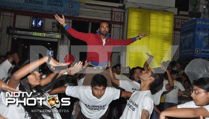 Leander Paes, who says he is in the film industry to play a long innings, joins the flash mob to perform a small jig for the commuters.