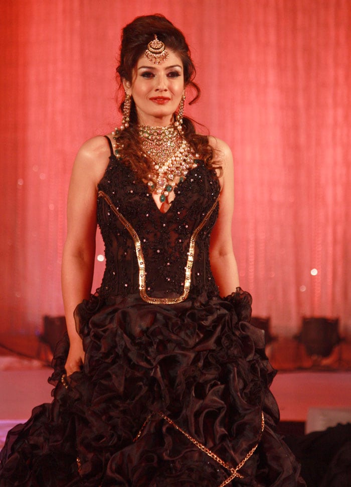 Bollywood actress Raveena Tandon looked like a dream at the unveiling of Khwab 2012, a fashion line by designer Kavit & Meenu and jewellery brand Blues. Raveena was glowing in a black full length gown matched with antique jewellery.