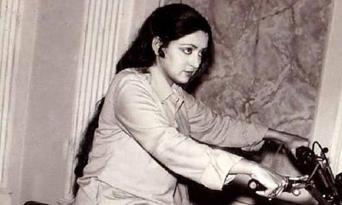 Hema Malini R. Chakravarty was born in Tamil Nadu, in the   Tiruchirapalli district on October 16, 1948. Her entry into the cine world was with Telugu   cinema in 1961, where she appeared as a dancer in a film called <I>Pandava   Vanavasam</I>.